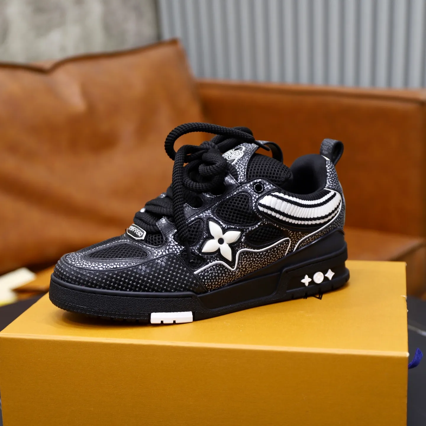 Ex-factory price: 860💰LV Couple👫Louis Vuitton TRAINER sneakers classic Louis Vuitton men's artistic director Virgil Abloh picked inspiration to create this LV Trainer sneaker. Yingze crystal inlays present a colorful effect. VS can be matched with two gorgeous effect colors. The LV letter logo badge on the tongue is gorgeous and noble. The LV letter is decorated on the side. The outsole is decorated with a Monogram flower pattern. It shows the trend of elegance and nobility! Men's and women's models: 35-46